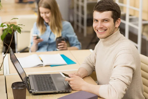 Jóvenes emprendedores trabajando juntos en la oficina — Foto de Stock