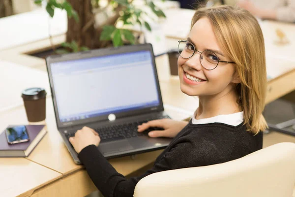 Uroczy młoda kobieta interesu pracując w biurze — Zdjęcie stockowe