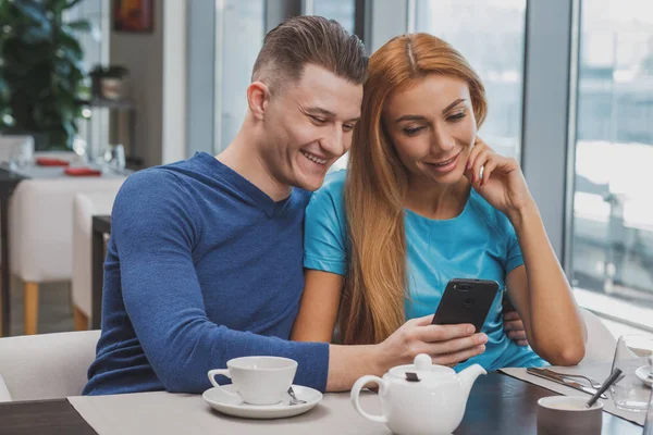 Charmant couple qui prend le petit déjeuner ensemble au restaurant — Photo