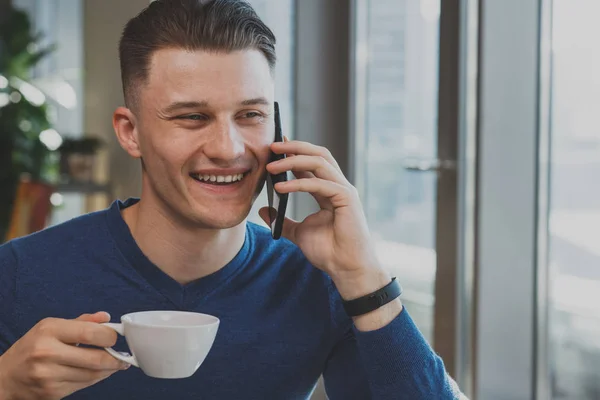 カフェで朝食を持つハンサムな若い男 — ストック写真