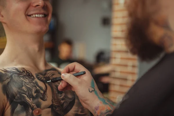 纹身艺术家与他的客户在艺术工作室工作 — 图库照片