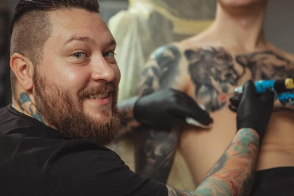 专业纹身艺术家为他的客户做一个新的纹身 — 图库照片