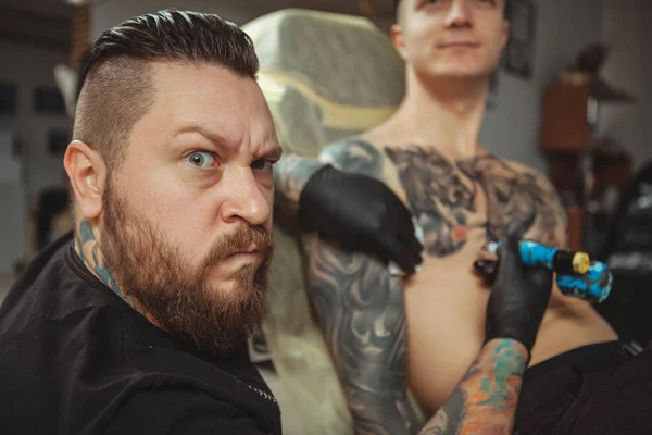 Професійний художник татуювання робить нове татуювання для свого клієнта — стокове фото