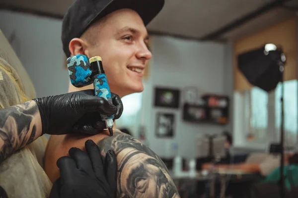 Handsome man getting a tattoo at alternative art studio — Stock Photo, Image