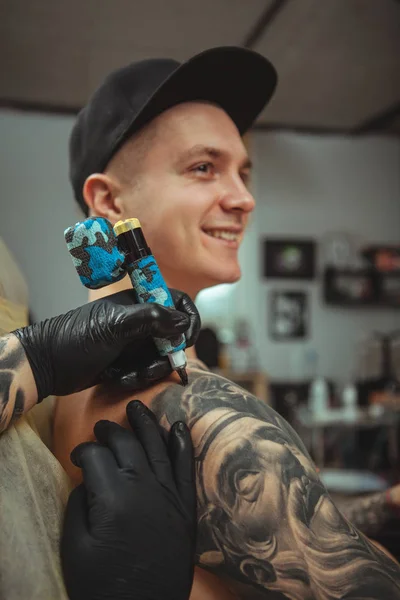 Hombre guapo haciéndose un tatuaje en un estudio de arte alternativo —  Fotos de Stock