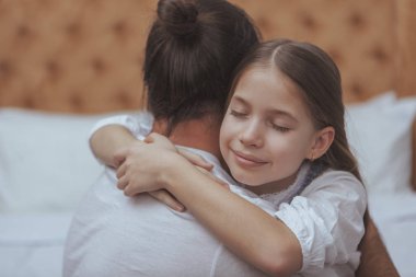 Evde istirahat küçük kızıyla olgun sakallı adam