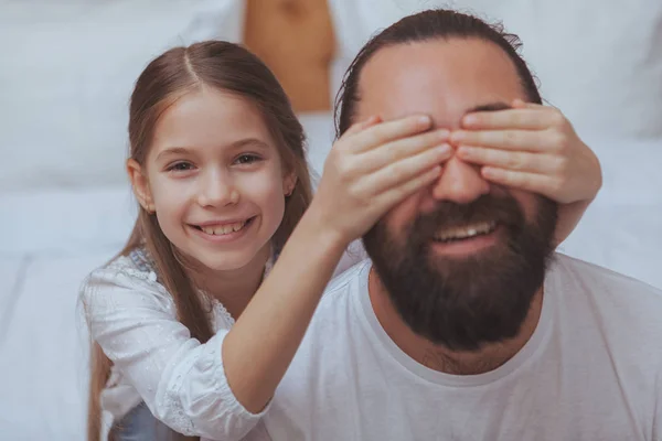 Pai e filha desfrutando de um dia acolhedor em casa — Fotografia de Stock