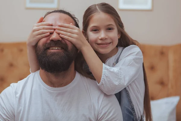 Pai e filha desfrutando de um dia acolhedor em casa — Fotografia de Stock