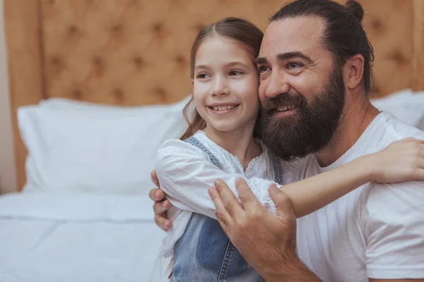 Pai e filha desfrutando de um dia acolhedor em casa — Fotografia de Stock