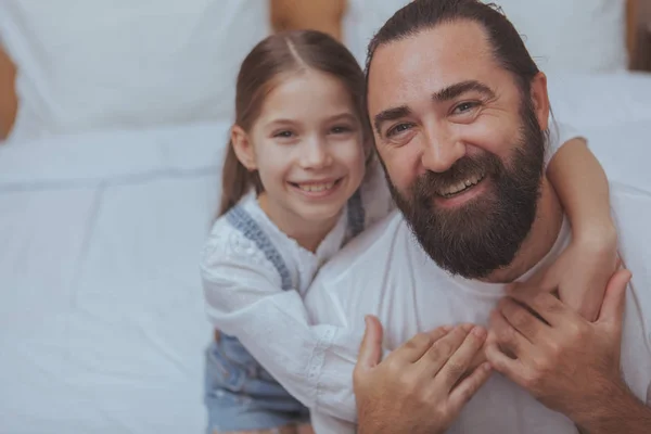 Pai e filha desfrutando de um dia acolhedor em casa — Fotografia de Stock