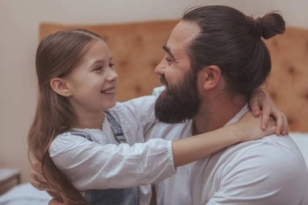 Pai e filha desfrutando de um dia acolhedor em casa — Fotografia de Stock