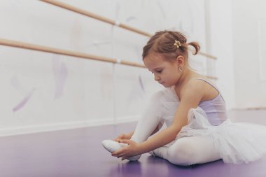 Sevimli küçük balerin bale Studio