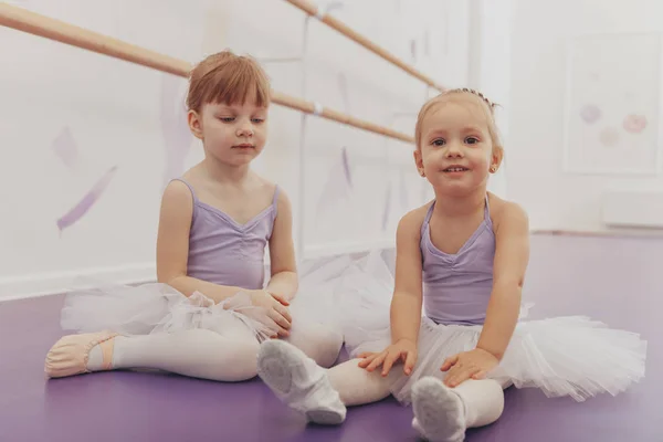 Bambina ballerina in tutu. Adorabile bambino ballare balletto classico in  uno studio Foto stock - Alamy