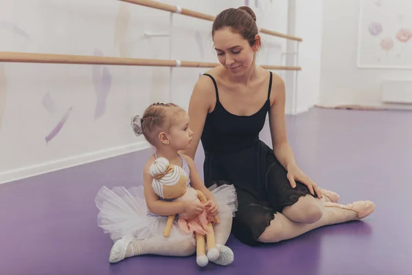 Bailarina profesional enseñando ballet a sus jóvenes estudiantes — Foto de Stock