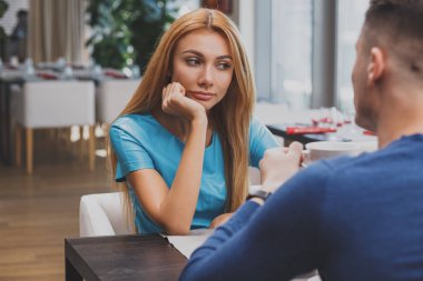 Güzel çift birlikte restoranda kahvaltı keyfi