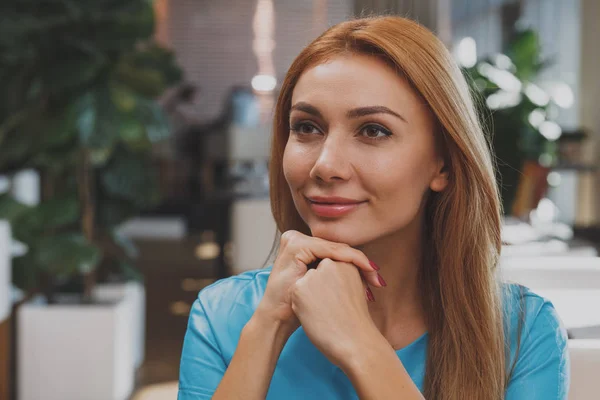 Magnifique jeune femme prenant le petit déjeuner au restaurant — Photo