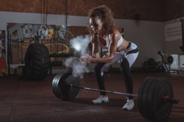 Güzel uygun crossfit kadın egzersiz