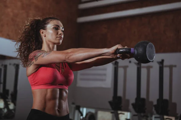 Hermoso ajuste crossfit mujer ejercicio — Foto de Stock