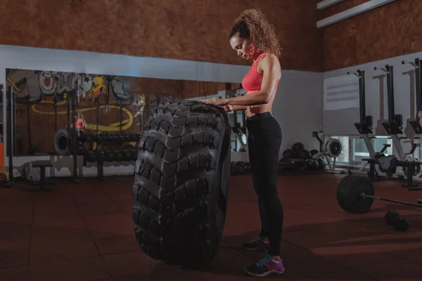 Güzel uygun crossfit kadın egzersiz — Stok fotoğraf