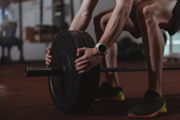 Cvičení s těžkými činka atlet silné mužské crossfit — Stock fotografie