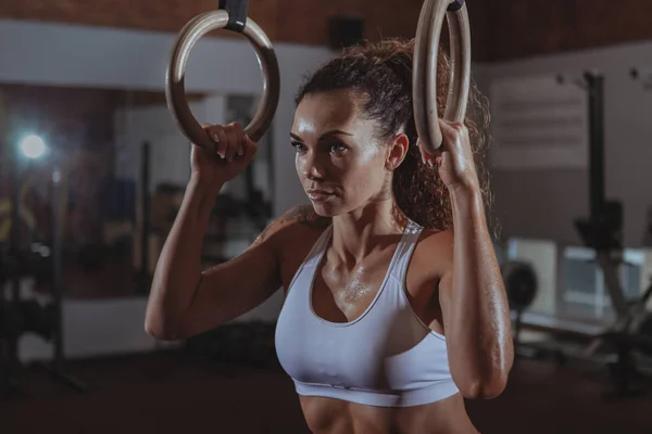 Güzel uygun crossfit kadın egzersiz — Stok fotoğraf