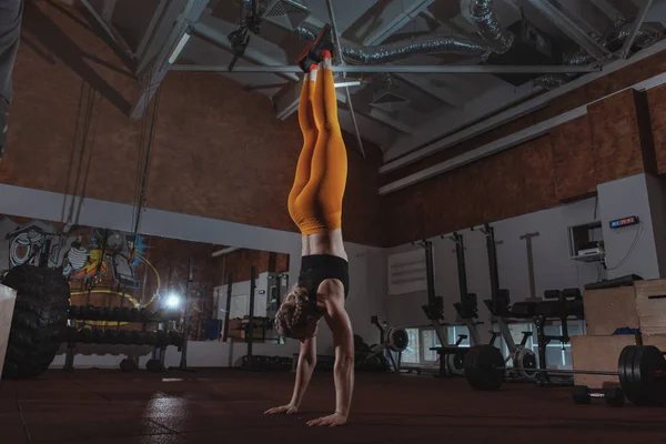 ワークアウト女性 crossfit 運動選手 — ストック写真