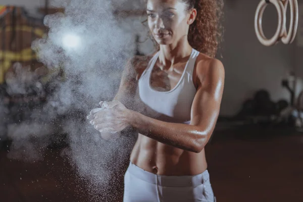 Hermoso ajuste crossfit mujer ejercicio — Foto de Stock