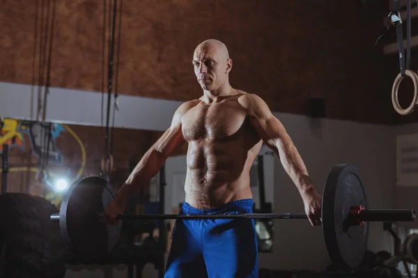 Silny mężczyzna sportowcem ćwiczenia ze sztangą ciężkie — Zdjęcie stockowe