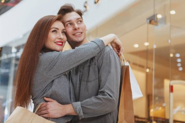 Birlikte alışveriş merkezine güzel genç Çift