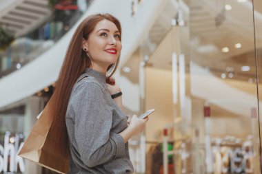 Güzel kadının alışveriş merkezinde alışveriş çılgınlığı