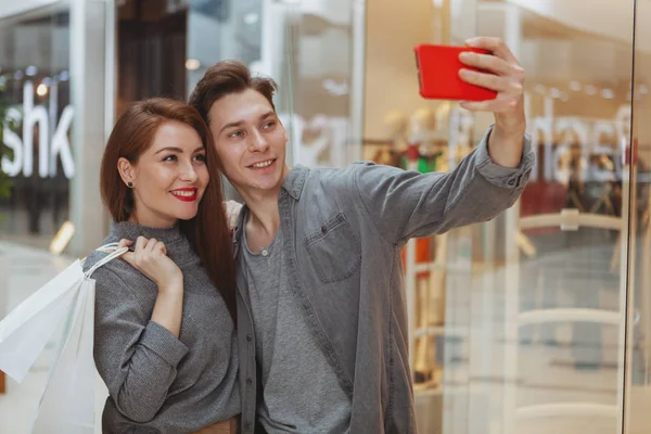 Adorável jovem casal compras no shopping juntos — Fotografia de Stock