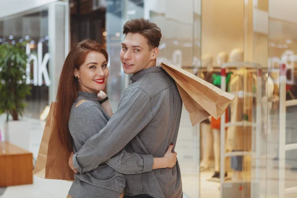 Piękna para młodych, zakupy w centrum handlowym razem — Zdjęcie stockowe
