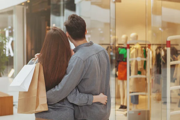 Adorável jovem casal compras no shopping juntos — Fotografia de Stock