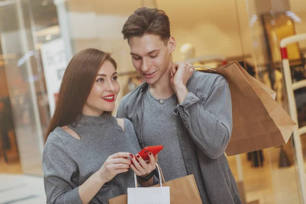 Adorável jovem casal compras no shopping juntos — Fotografia de Stock