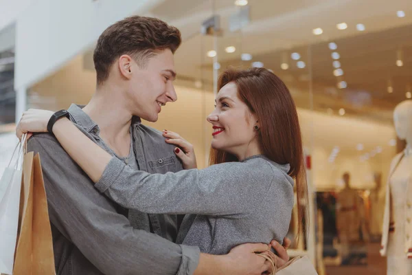 Charmant jeune couple faisant du shopping au centre commercial ensemble — Photo