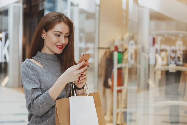 Schöne Frau genießt Einkaufsbummel im Einkaufszentrum — Stockfoto