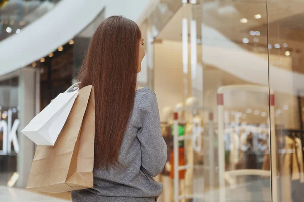 Gyönyörű nő élvezi a bevásárlás veszi, a plázában — Stock Fotó