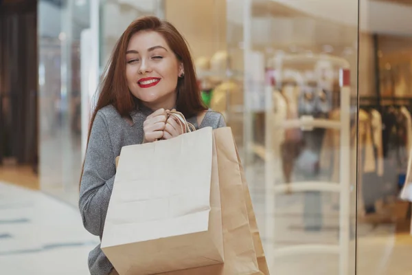 Mulher bonita desfrutando de compras spree no shopping — Fotografia de Stock