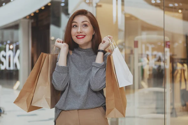 Mulher bonita desfrutando de compras spree no shopping — Fotografia de Stock