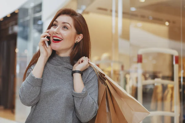 Gyönyörű nő élvezi a bevásárlás veszi, a plázában — Stock Fotó