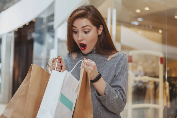 Mulher bonita desfrutando de compras spree no shopping — Fotografia de Stock