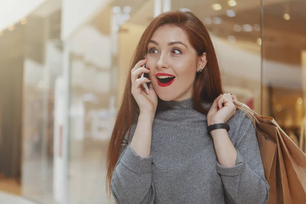 Mulher bonita desfrutando de compras spree no shopping — Fotografia de Stock