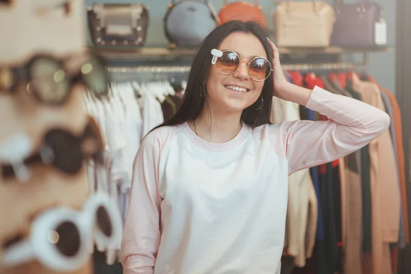 Encantadora jovem mulher comprando óculos — Fotografia de Stock