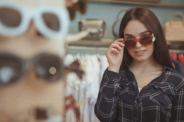 Encantadora jovem mulher comprando óculos — Fotografia de Stock