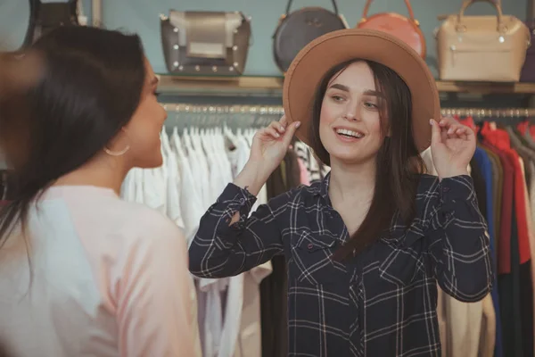 Mulheres bonitas gostando de fazer compras para roupas juntos — Fotografia de Stock