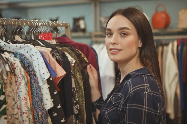 Encantadora joven de compras en la tienda de ropa — Foto de Stock