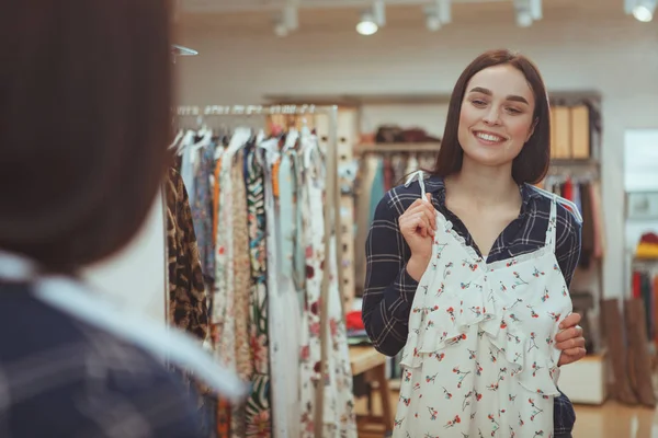 Encantadora jovem mulher compras na loja de roupas — Fotografia de Stock
