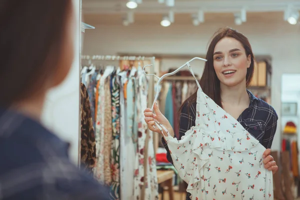 Encantadora jovem mulher compras na loja de roupas — Fotografia de Stock