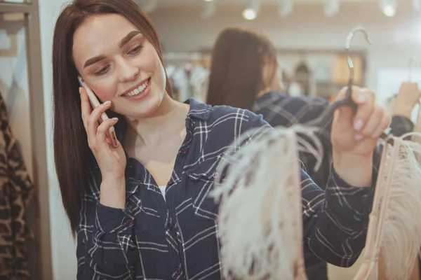 Encantadora jovem mulher compras na loja de roupas — Fotografia de Stock