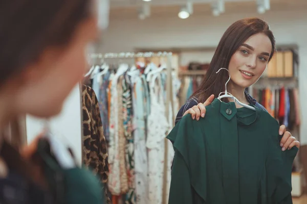 Encantadora jovem mulher compras na loja de roupas — Fotografia de Stock